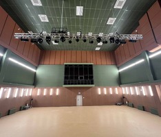 Актовый зал в корпусе Технолого-педагогического колледжа, г. Ханты-Мансийск - Поставка звукового, светового, видео и сценического оборудования. Аудиовизуальные решения.